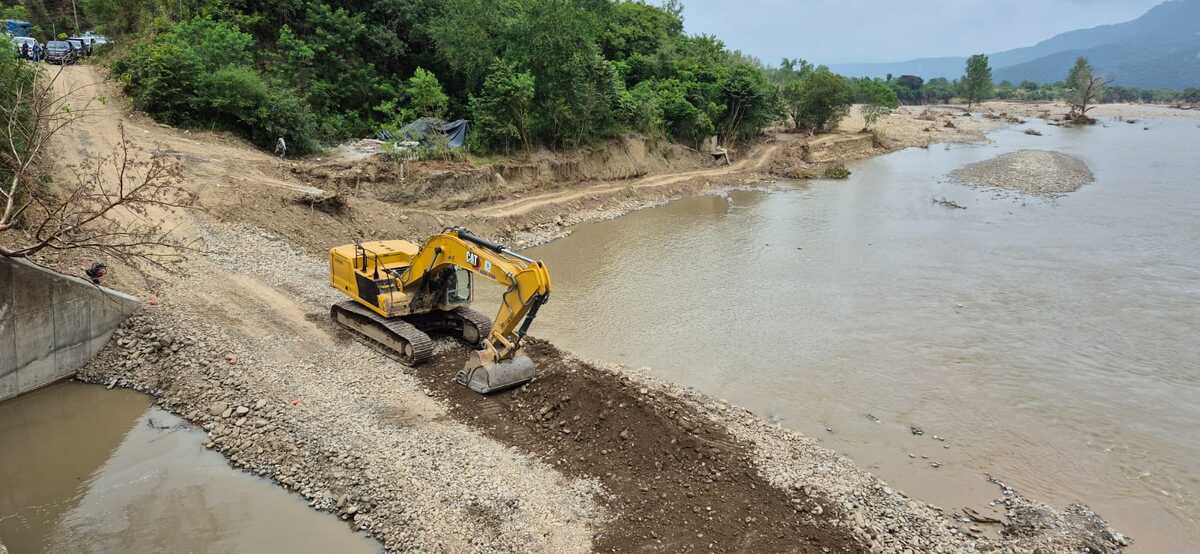 Maquinaria pesada trabaja en la limpieza de carreteras afectadas por lluvias en Hidalgo.