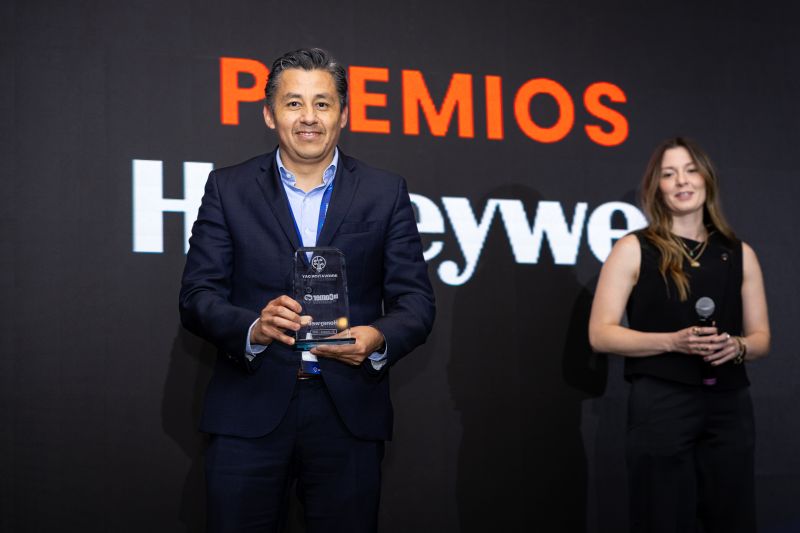 Marco Camacho Salgado de La Comer recibiendo el premio Honeywell. | Cortesía de NetLogistik
