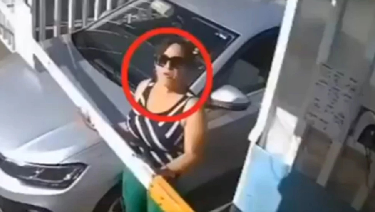 Mujer insulta a vigilante por no abrirle la pluma de acceso a un fraccionamiento de Puebla | @ALunaSilva