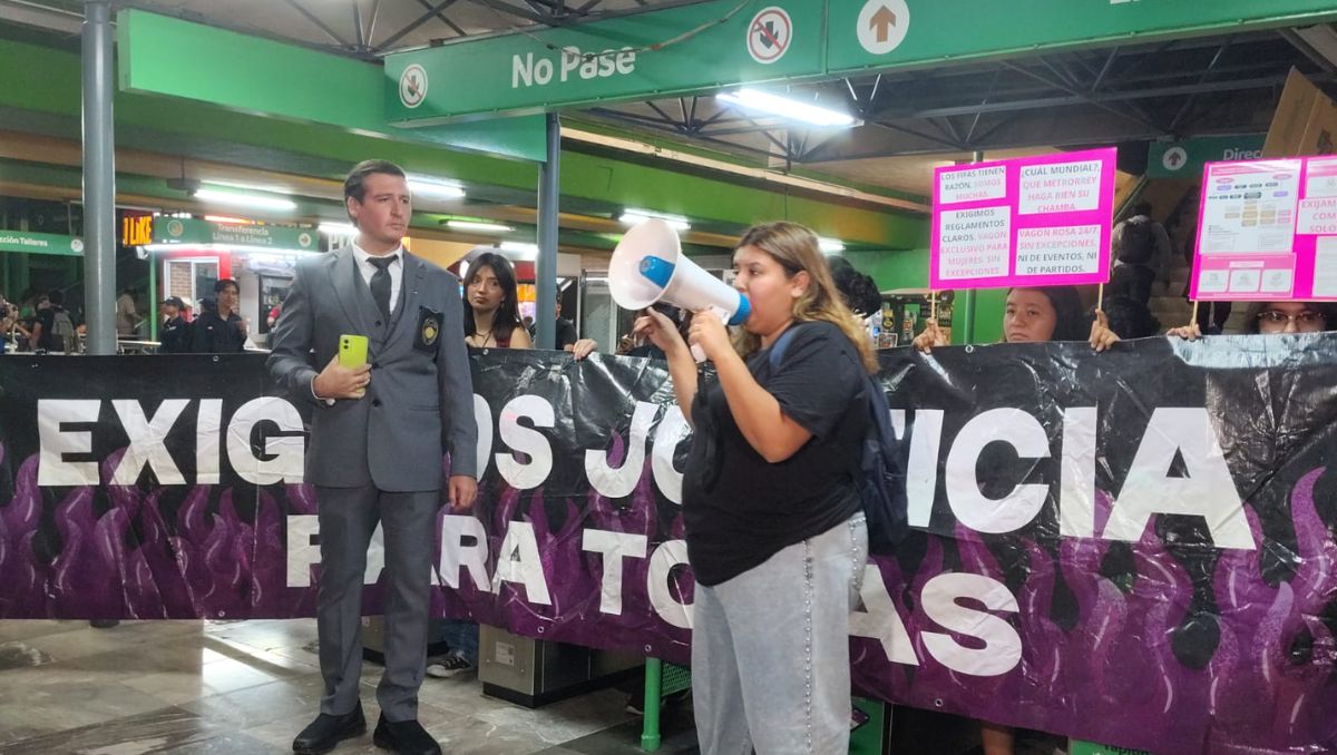 La mujeres protestaron en la calle y dentro de la estación Cuauhtémoc. | Israel Santacruz