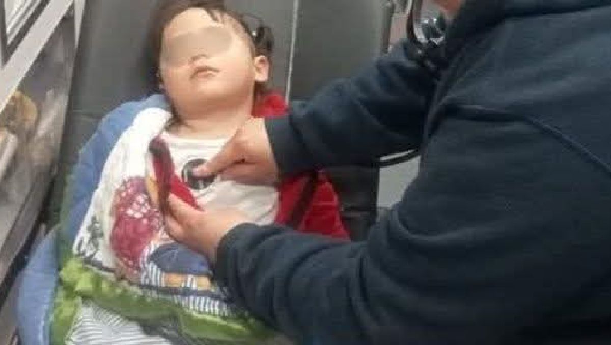 La niña estaba sentada en la orilla de calle llorando porque la dejaron sola. Foto: (Especial)