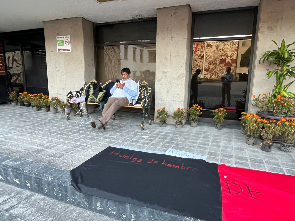 El padre de Olin Vargas se instaló en una banca de la explanada de la Secretaría de Gobernación para iniciar su huelga de hambre. | Pedro Domínguez
