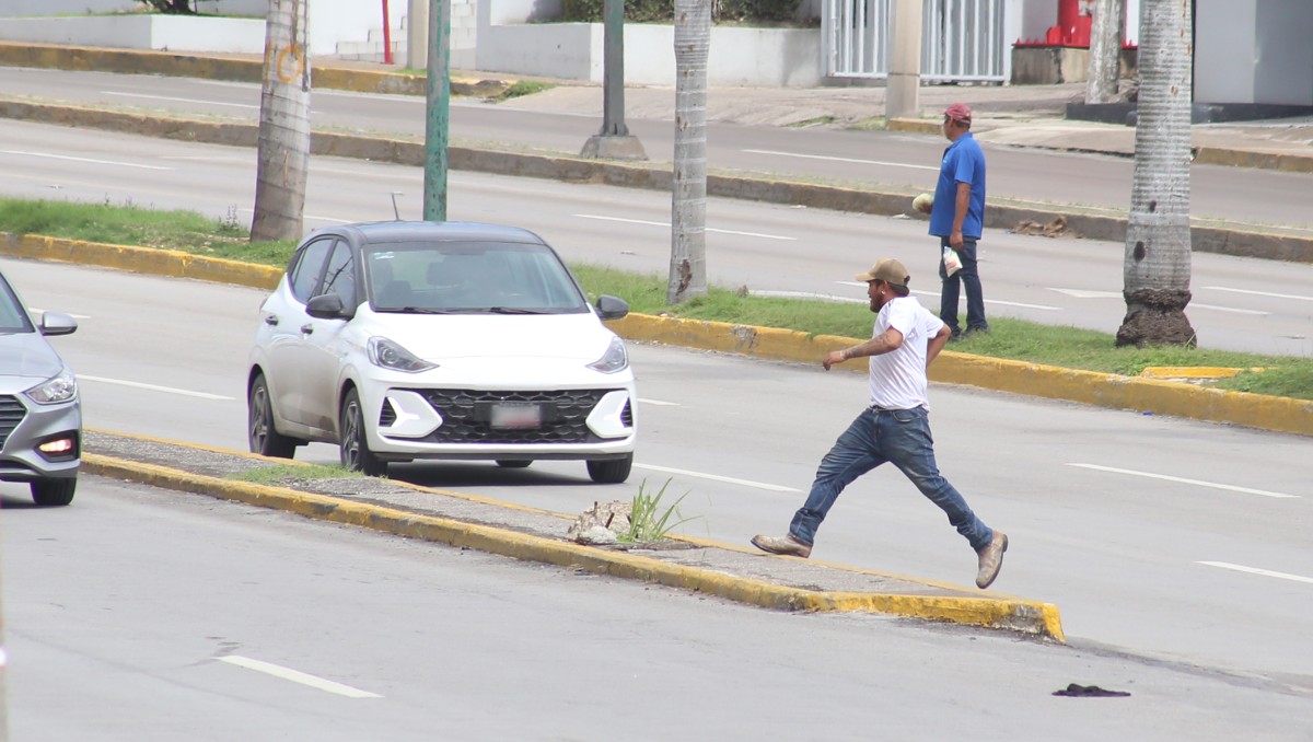 Peatones arriesgan su vida al cruzar avenidas de Tampico. (Yazmín Sánchez)