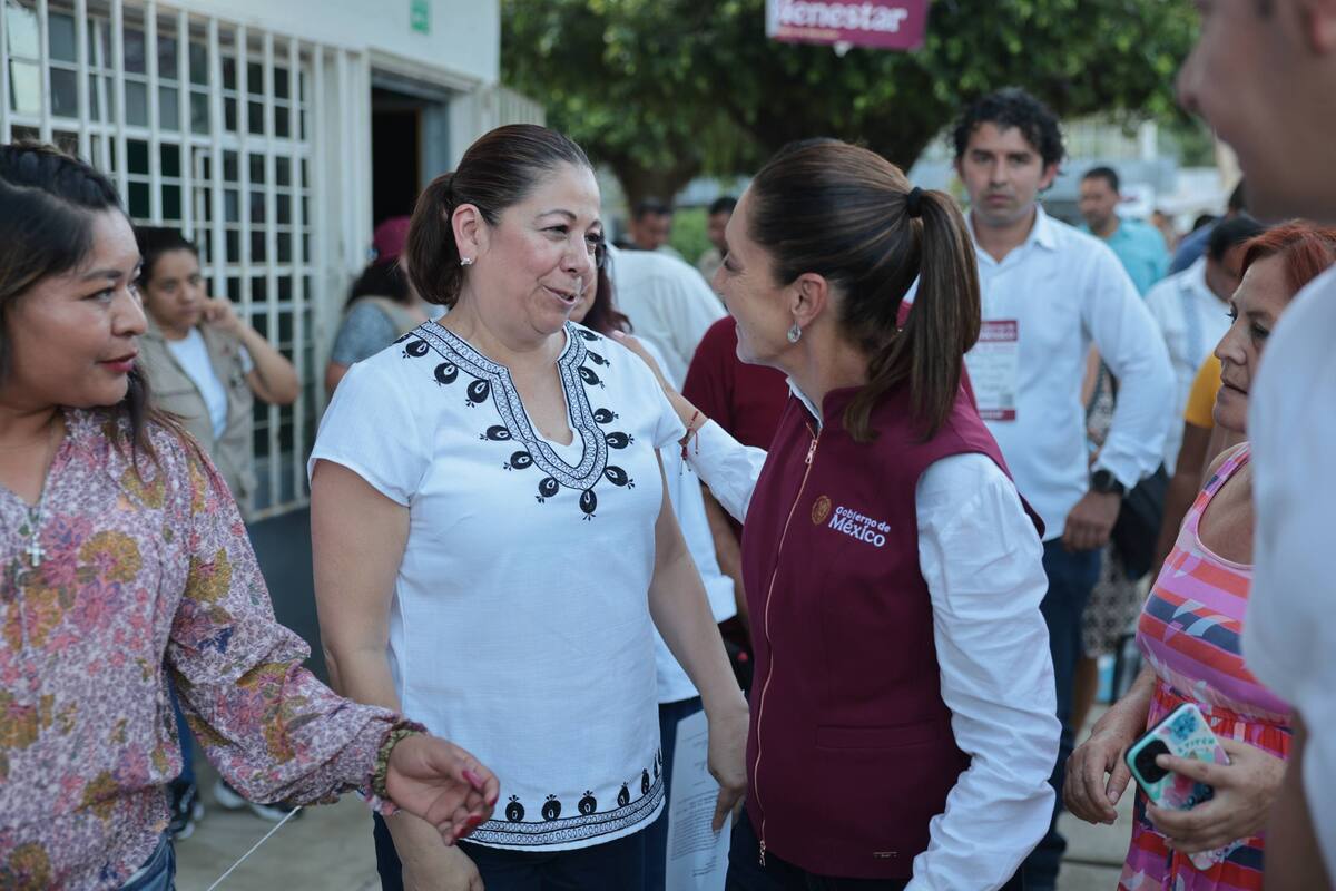 La presidenta Claudia Sheinbaum supervisa entrega de apoyos de 20 mil pesos a familias afectadas por lluvias. | Especial