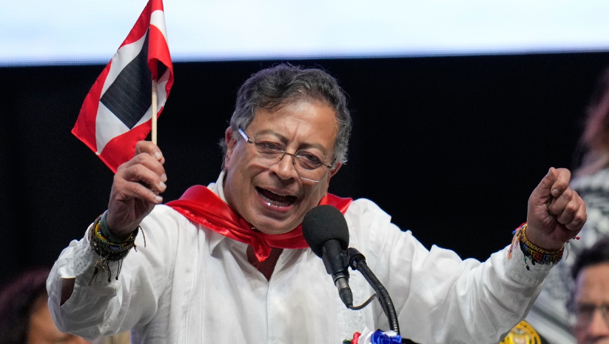 El presidente de Colombia, Gustavo Petro, se dirige a sus seguidores durante un mitin en Ibague, Colombia. | AP
