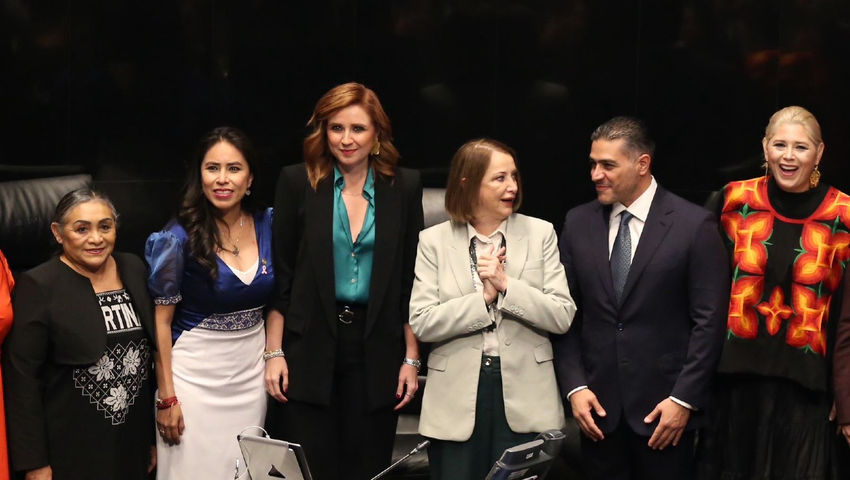 El secretario García Harfuch, Laura Itzel Castillo y la Mesa Directiva. | Foto: Ariana Pérez