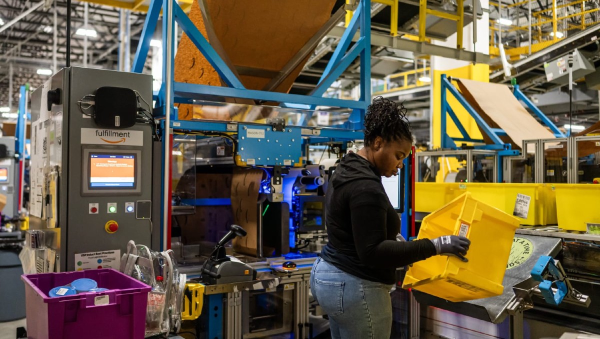 Una trabajadora en su puesto dentro de las instalaciones de Amazon en Shreveport. (The New York Times)