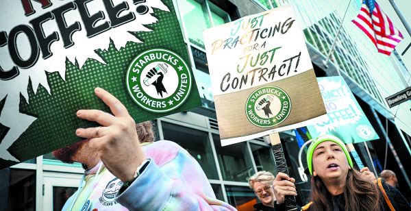 Trabajadores de la compañía protestan en favor de un contrato colectivo. BRENDAN MCDERMID/REUTERS