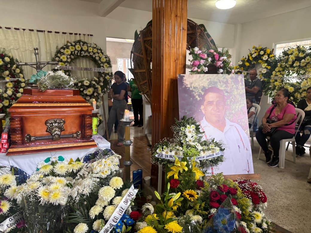 Tríos de música tradicional recuerdan con cariño a Miguel Bahena. (Wendy Salazar)