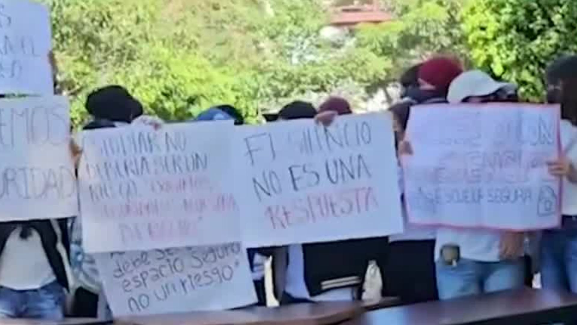 Universitarios realizan bloqueo por los casos de acoso sexual en la Universidad Autónoma de Guerrero