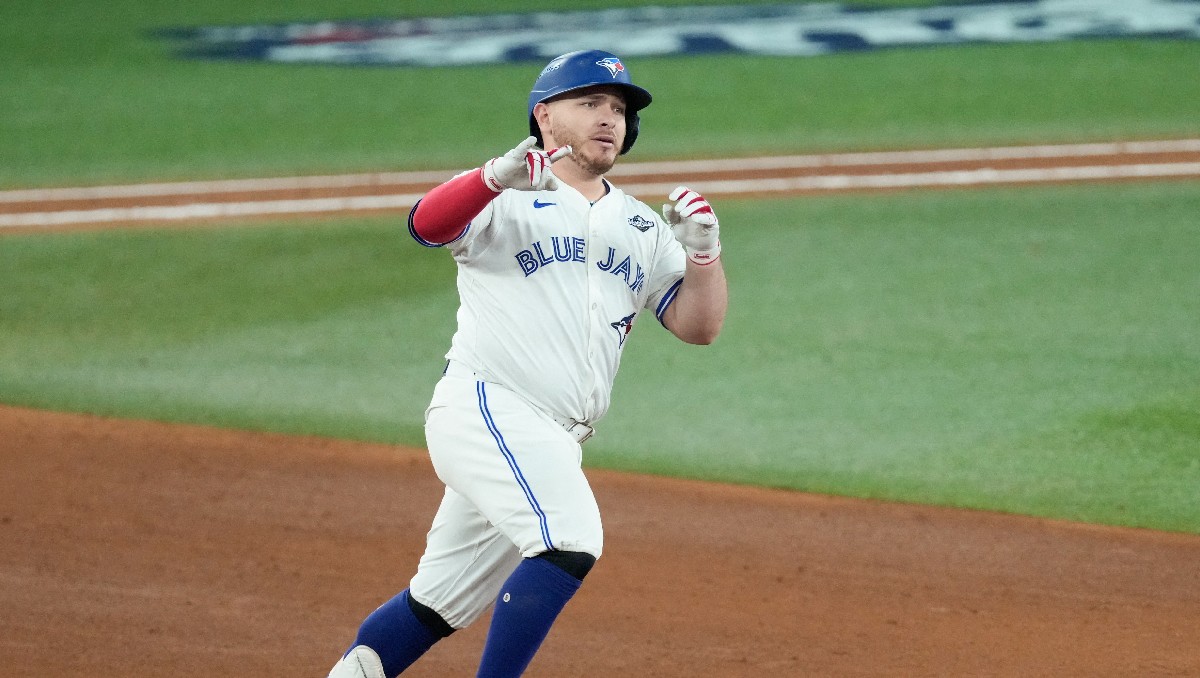 Alejandro Kirk hace historia con home run en victoria de Blue Jays ante Dodgers en el inicio de la Serie Mundial 2025 (Reuters)