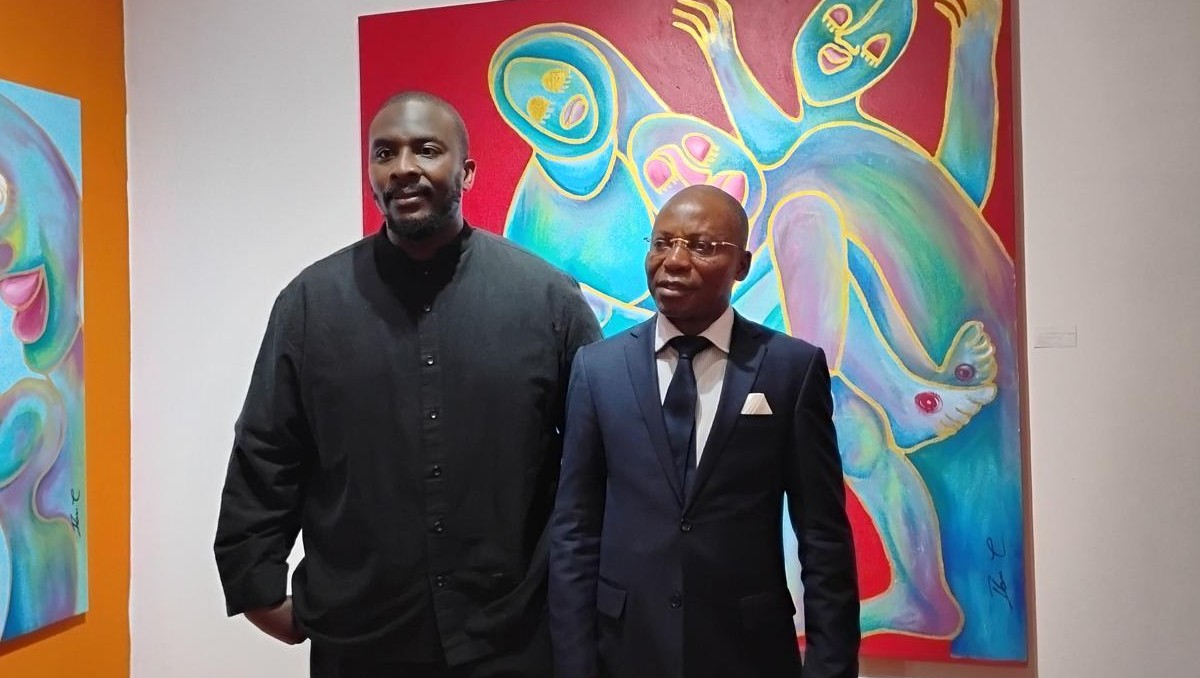 El artista Ibn Cheickh Sallah Diebkile y el Embajador de Costa de Marfil en México, Robert Ly Djerou.  | Especial