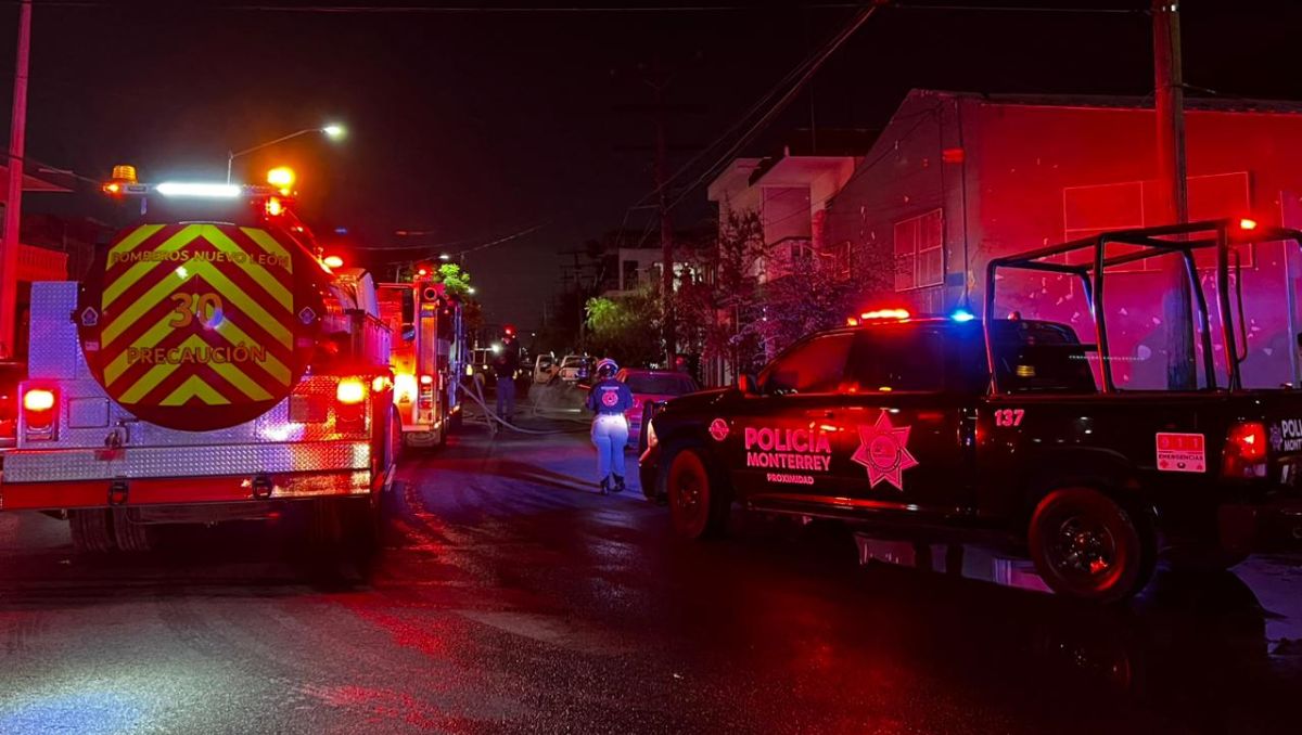 Bomberos Nuevo León lograron controlar el fuego antes de que se propagara a otras áreas. Édgar Plata