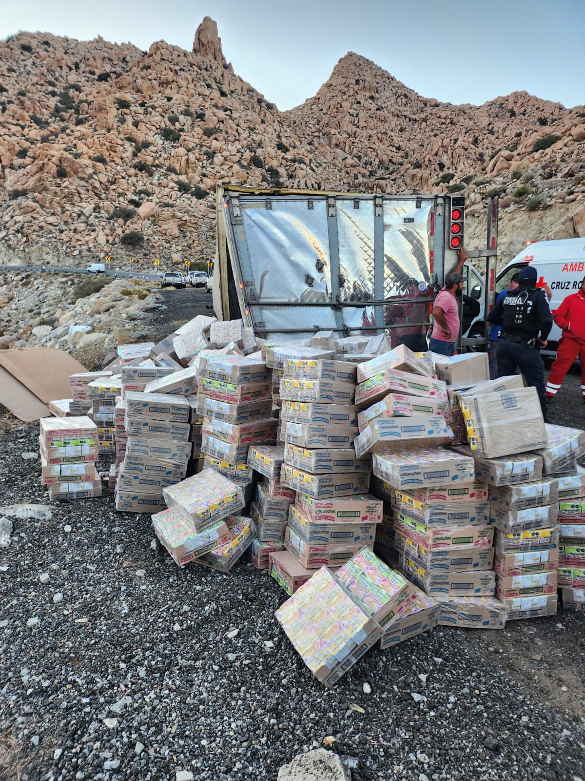 Cajas de sopas instantáneas que automovilistas intentaron sustraer. | Especial