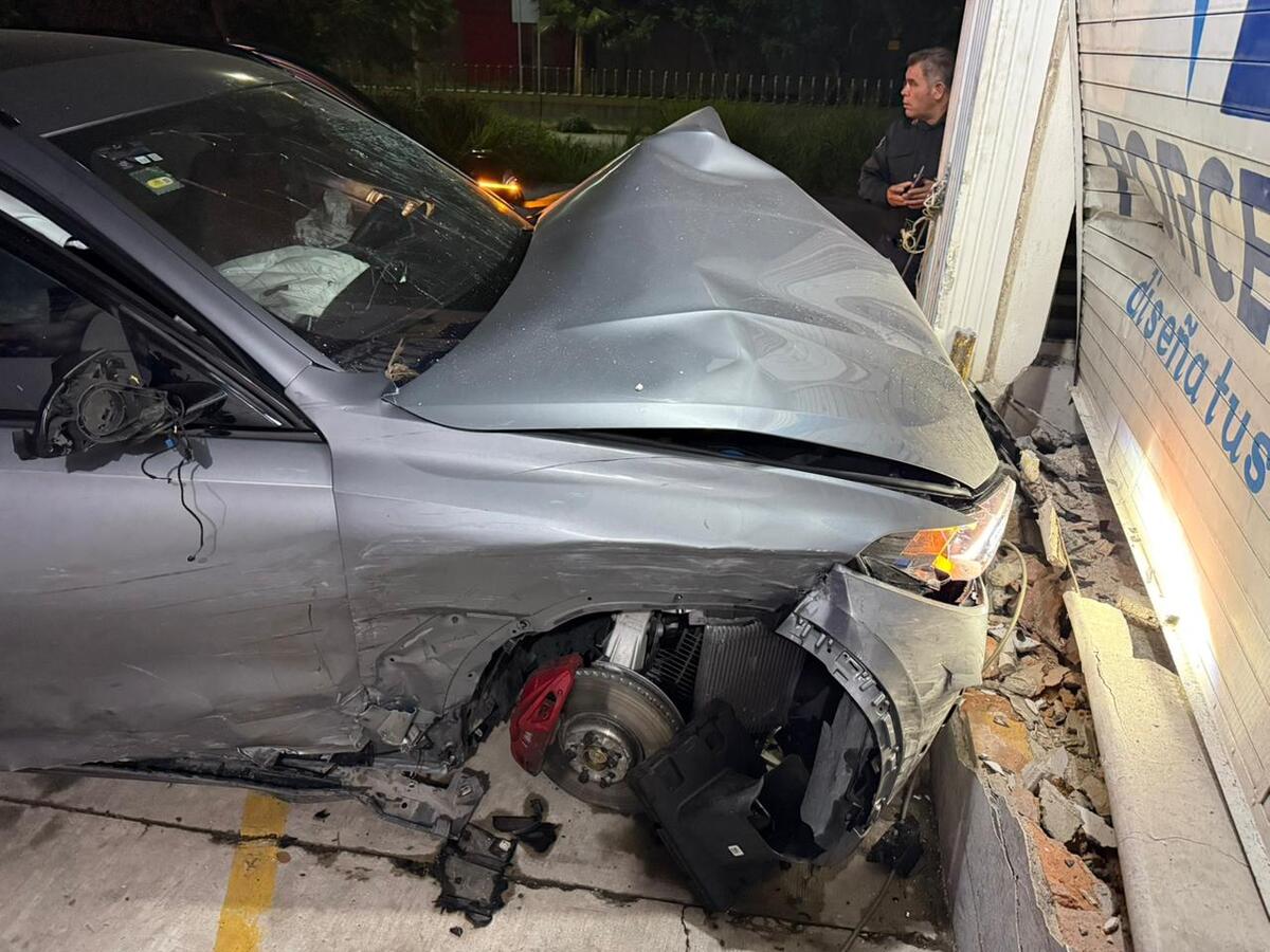 Camioneta chocada contra tienda en Chilpancingo. | Especial