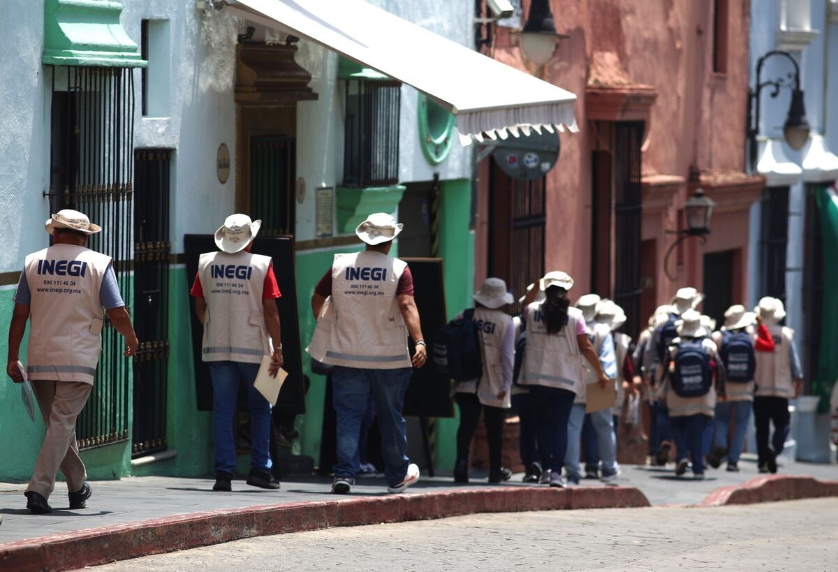 Capacitadores y encuestadores del INEGI en calle de Cuernavaca. | Cuartoscuro