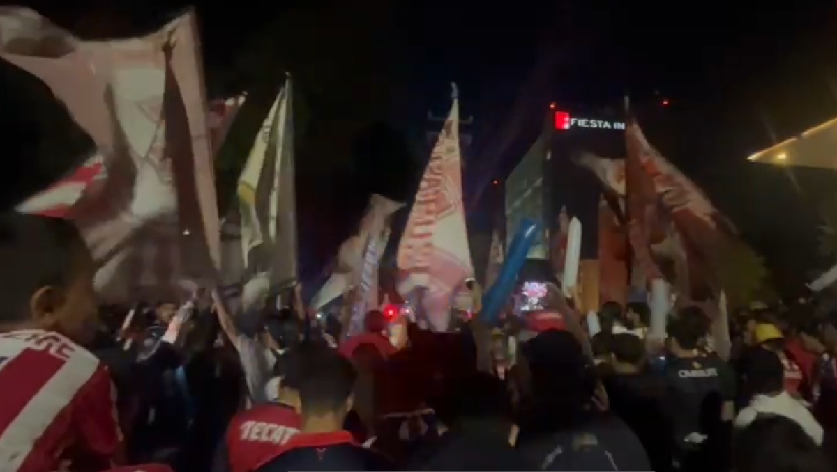 Cientos de fieles rojiblancos acudieron para alentar a su equipo (Foto: Vanessa Flores)