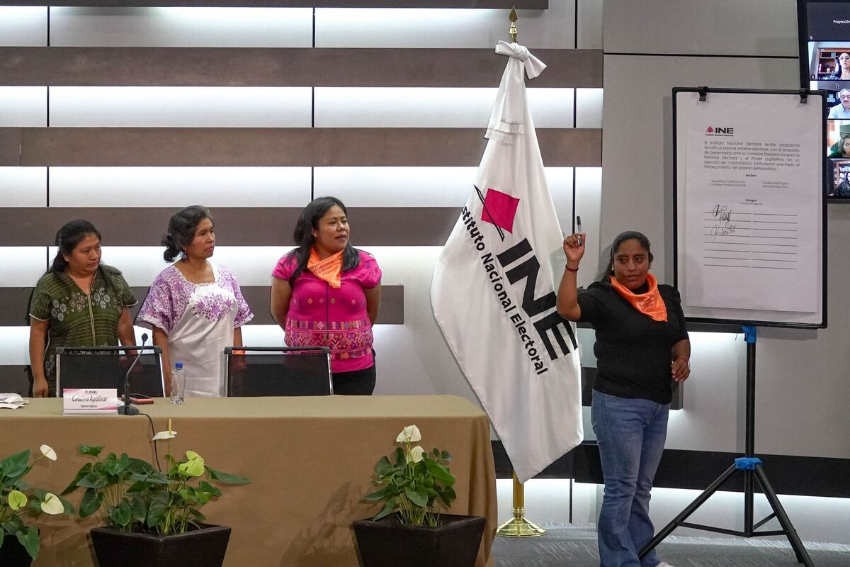 Claudia Arlett Espino, secretaria ejecutiva del INE, recibió las demandas de las mujeres indígenas. | Cuartoscuro