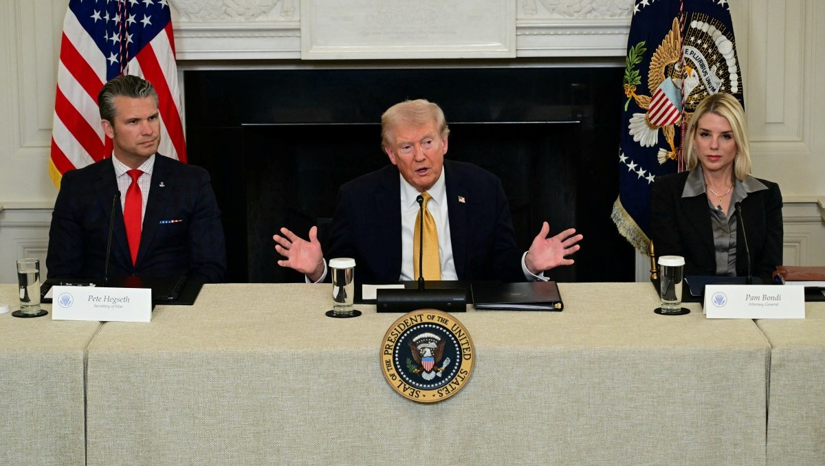 Donald Trump junto al secretario de Guerra, Pete Hegseth, y la fiscal Pam Bondi. | AFP