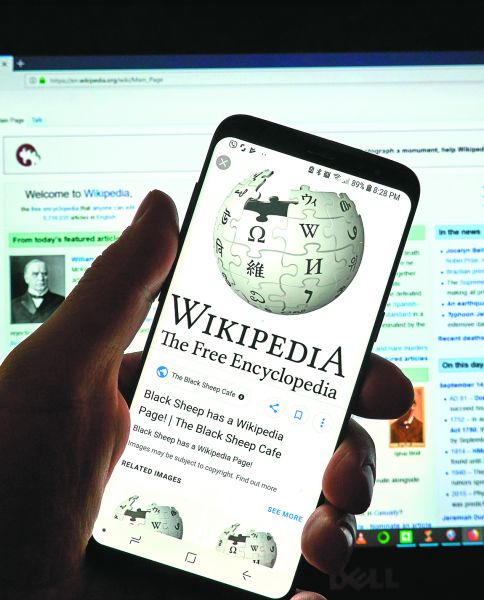 La enciclopedia en línea fue creada en 2001 por Jimmy Wales y Larry Sanger. Shutterstock