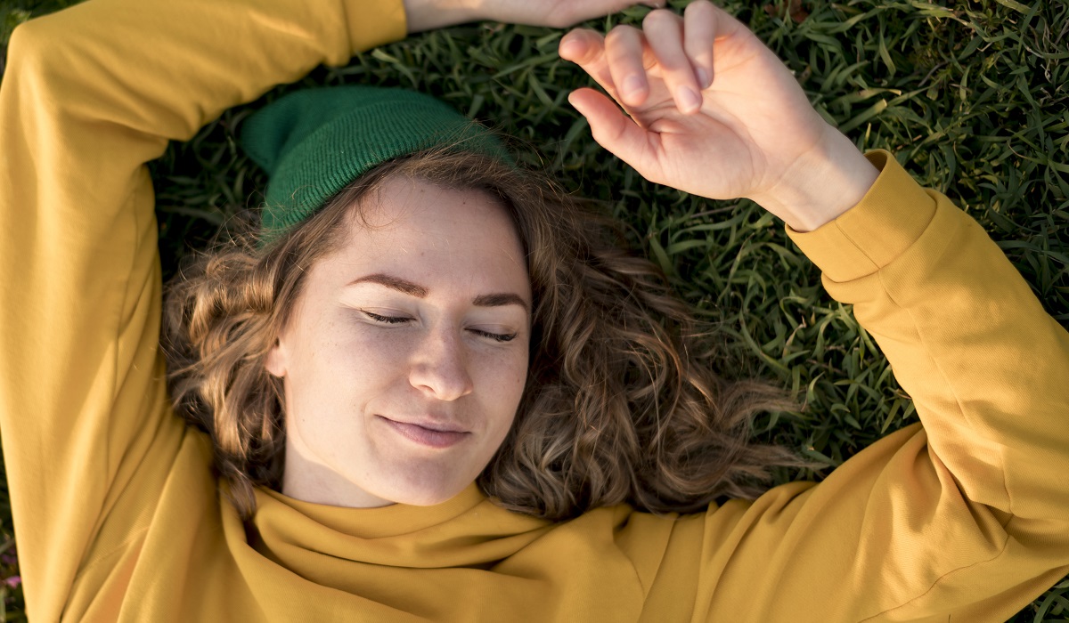 El equilibrio se logra cuando el adolescente puede planear sin perder presencia. (freepik.es)