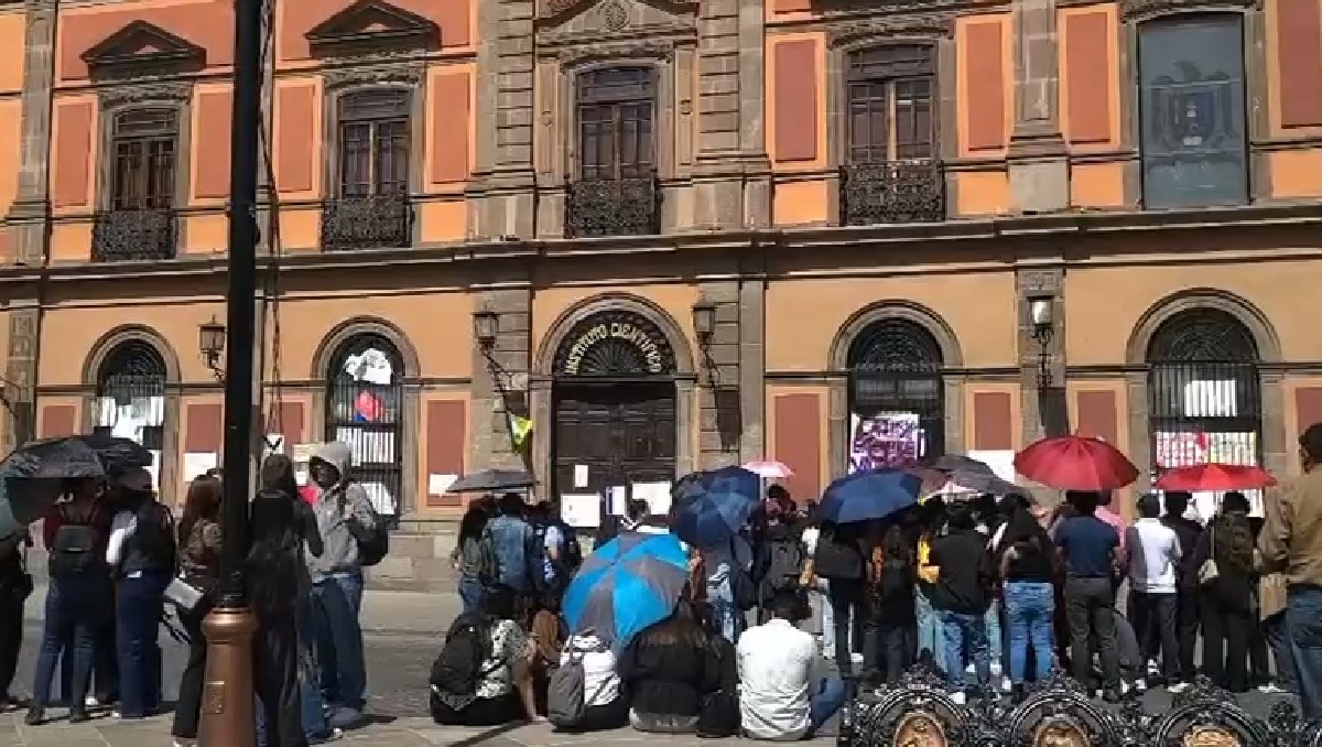Estudiantes de las diferentes facultades entregaron pliegos petitorios para devolver las instalaciones. | Especial