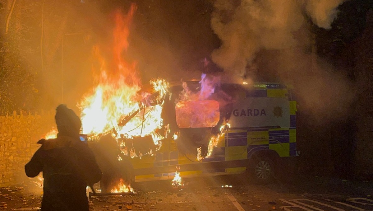 Los manifestantes han incendiado patrullas. | AFP