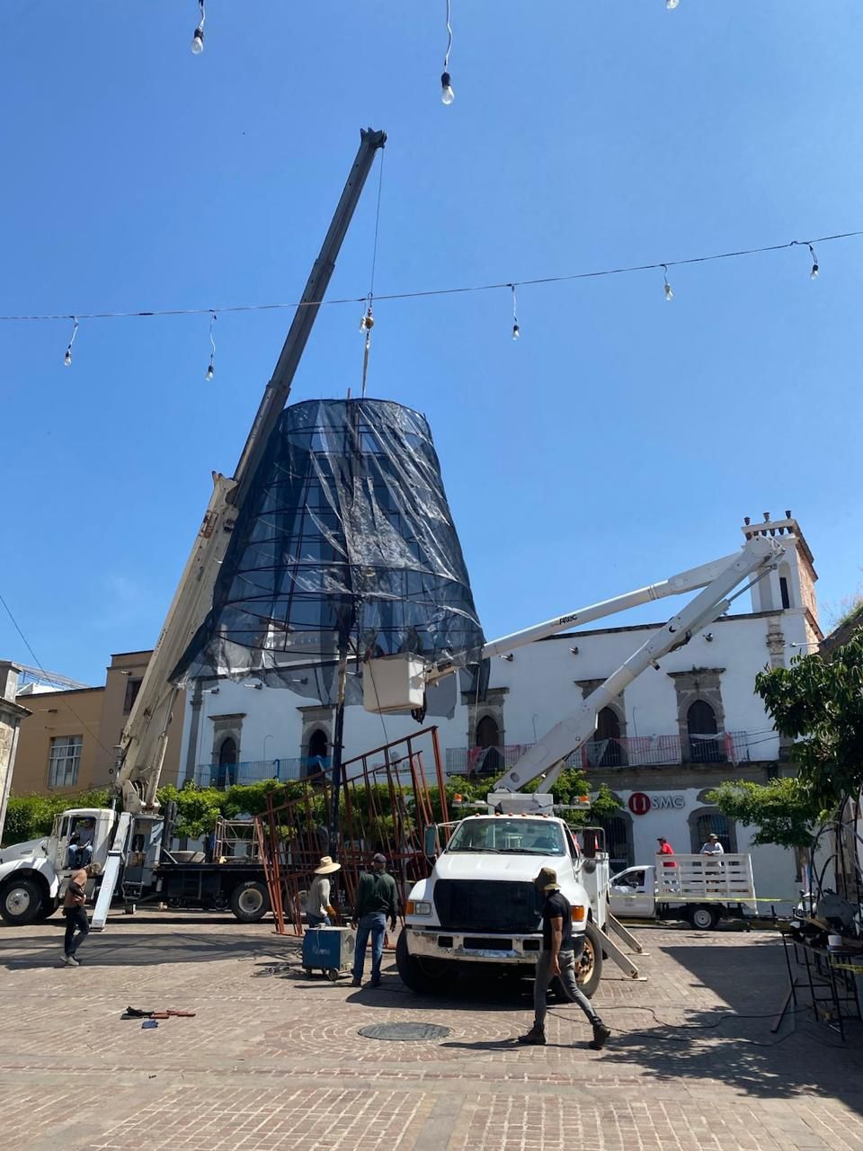 Montaje de la Catrina gigante en Zapotlanejo. (Sonia Gamiño)