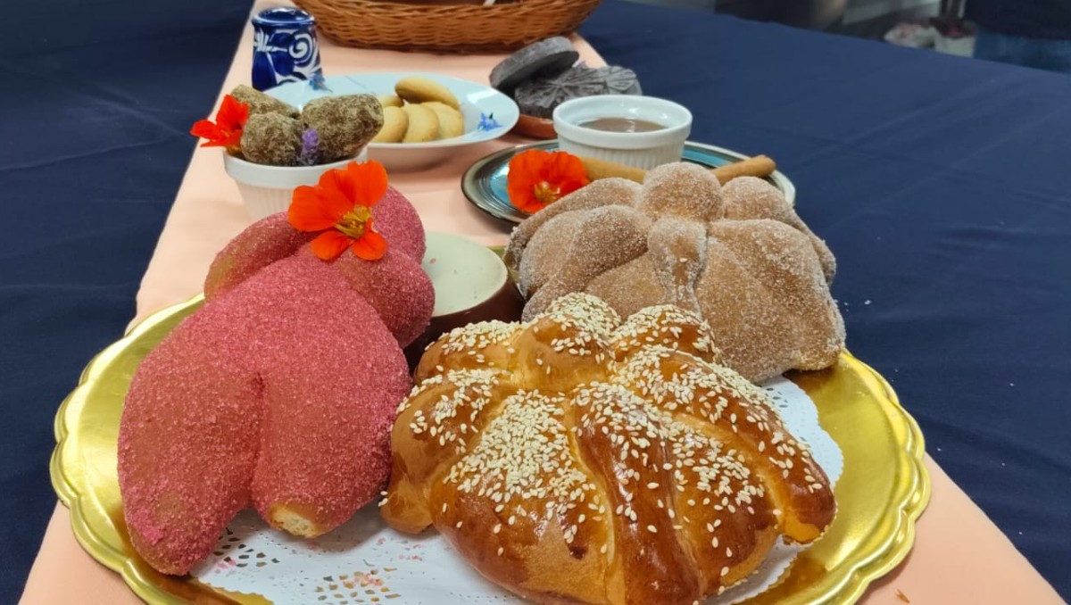 Pan de muerto e ingredientes | Adriana Jiménez Rivera
