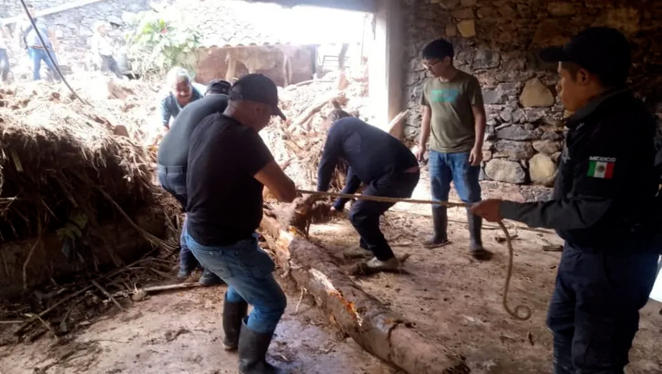 Suman 22 víctimas por las inundaciones en Puebla; localizan otro cuerpo entre los escombros