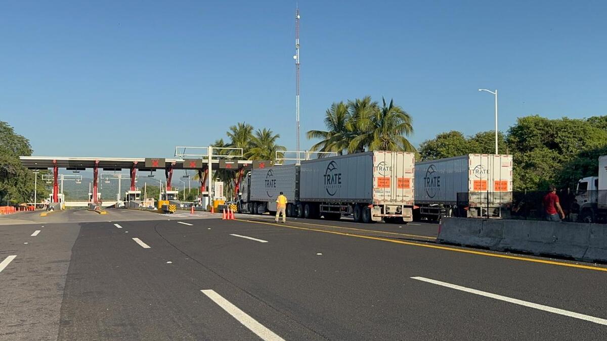 Autopista Veracruz-Xalapa cerrada tras la explosión de una pipa. | Especial