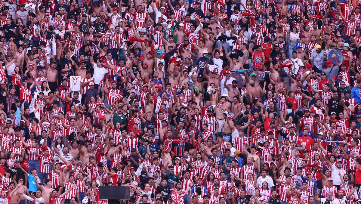 Barra de Chivas se pronuncia tras muerte de un aficionado previo al Clásico Tapatío (X @Chivas)