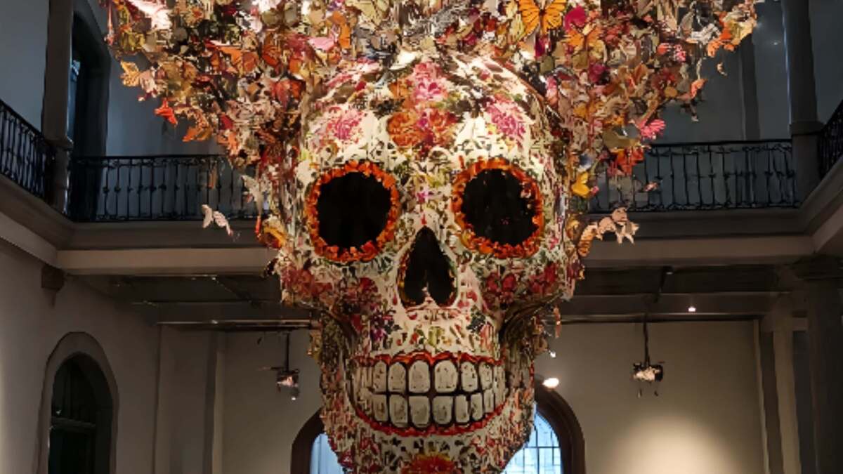 Catrina de cartonería en exhibición de arte. | imagen creada con IA