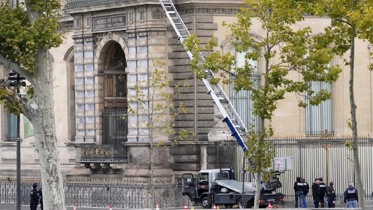 Fabricante del elevador usado en el robo al Louvre se burla del atraco. | FOTO: AP