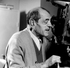 Luis Buñuel, director mexicano reconocido por su cine surrealista y de crítica social, durante una filmación con una cámara Panavision.