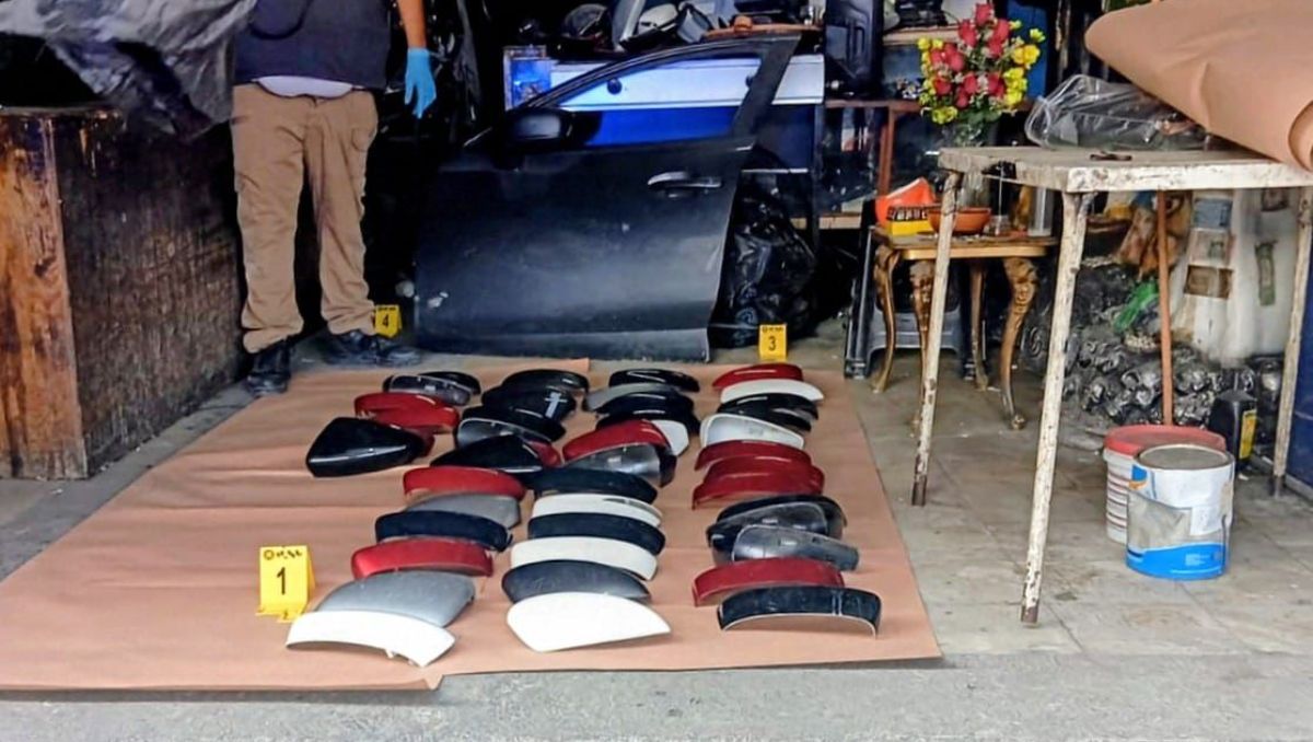 Entre los objetos asegurados se encuentran retrovisores, espejos laterales, baterías, tapas, entre otros. Especial