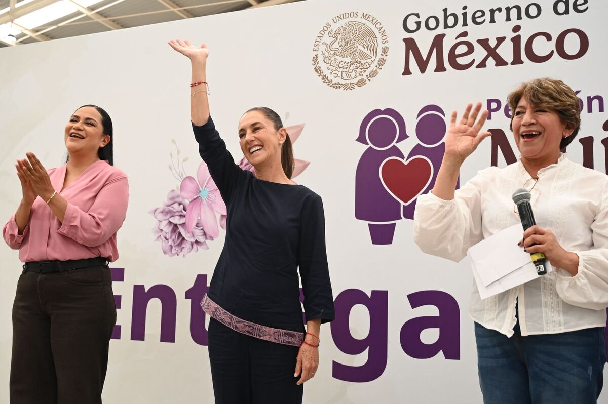 La Presidenta también hizo entrega de tarjetas para la Pensión del Bienestar. | Especial