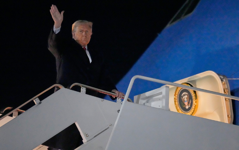 El presidente de Estados Unidos, Donald Trump, saluda al embarcar en el Air Force One | AP