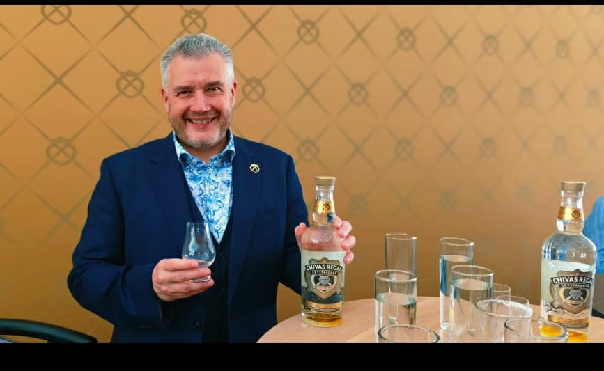 Sandy Hyslop, maestro destilador de Chivas Regal, detalló las características de su innovación / Adriana Jiménez