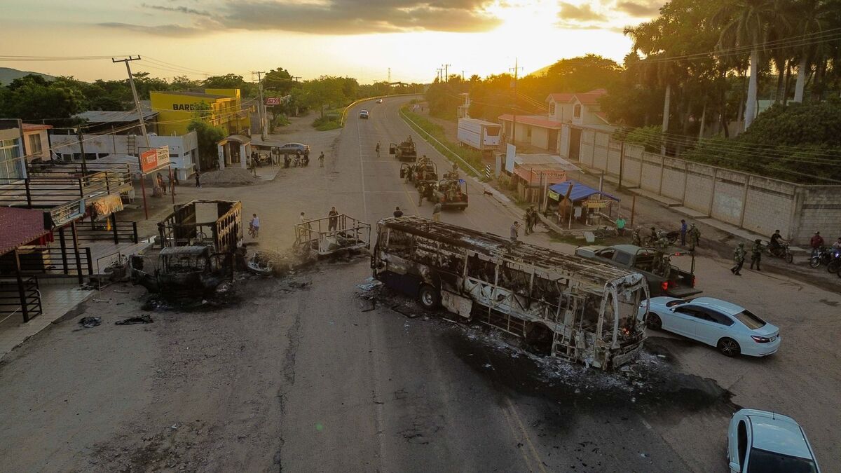 Los bloqueos con automóviles incendiados forman parte de las estrategias del crimen organizado en Sinaloa. | Cuartoscuro