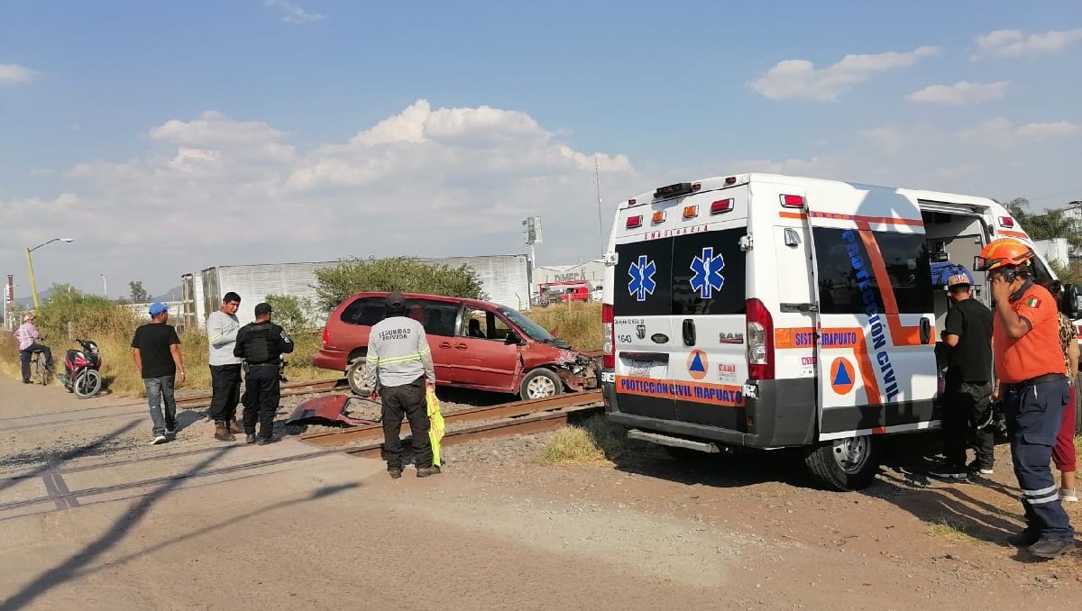 Una camioneta fue impactada por el tren en la comunidad de Cuarta Brigada en Irapuato | Foto: Protección Civil y Bomberos Irapuato.