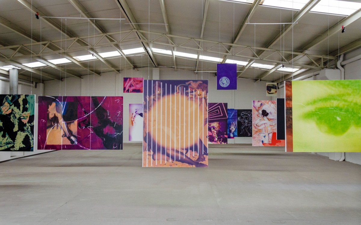 'CO,MA' articula el recorrido entre espejos y pinturas. FOTO: Especial