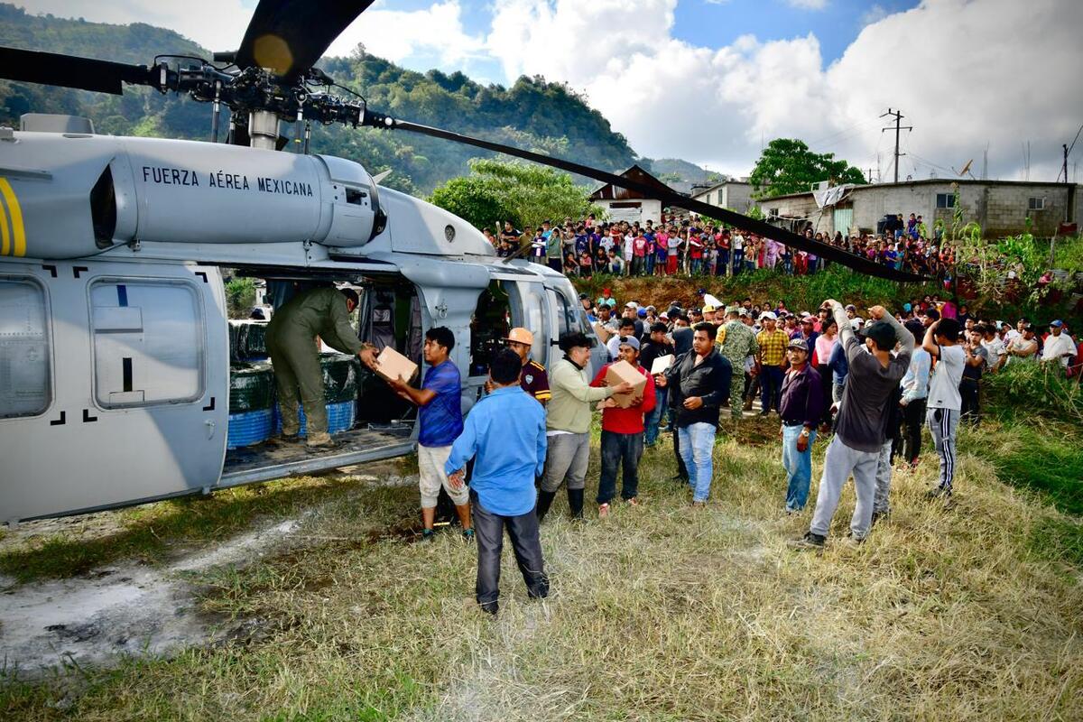 Elementos entregaron víveres y ayudaron en tareas de reparación. | Especial