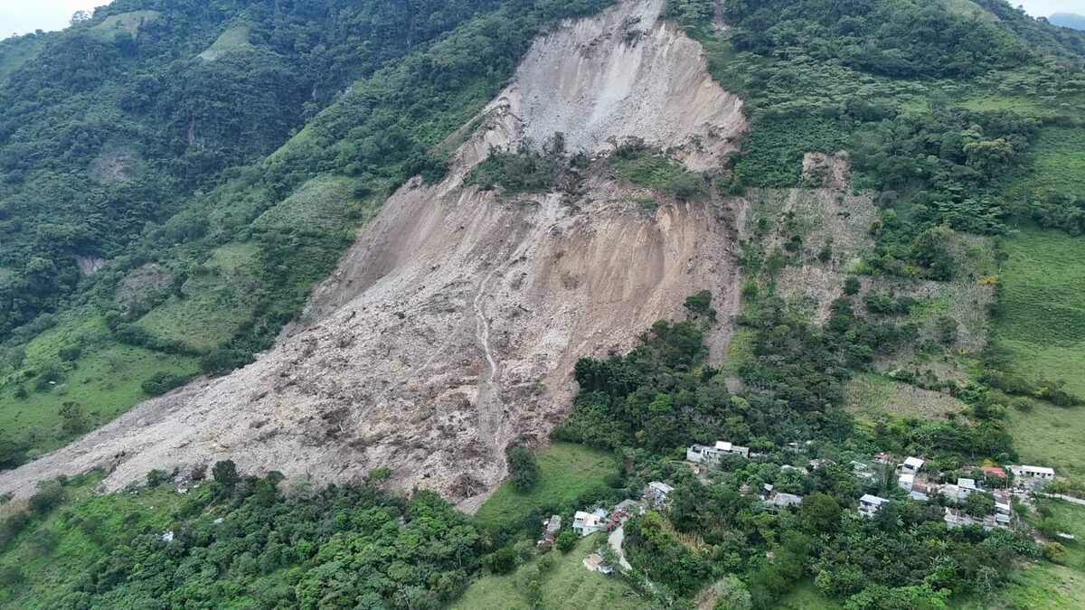 Personal del Servicio Geológico Mexicano inspeccionó la zona afectada por deslaves en Huehuetla.