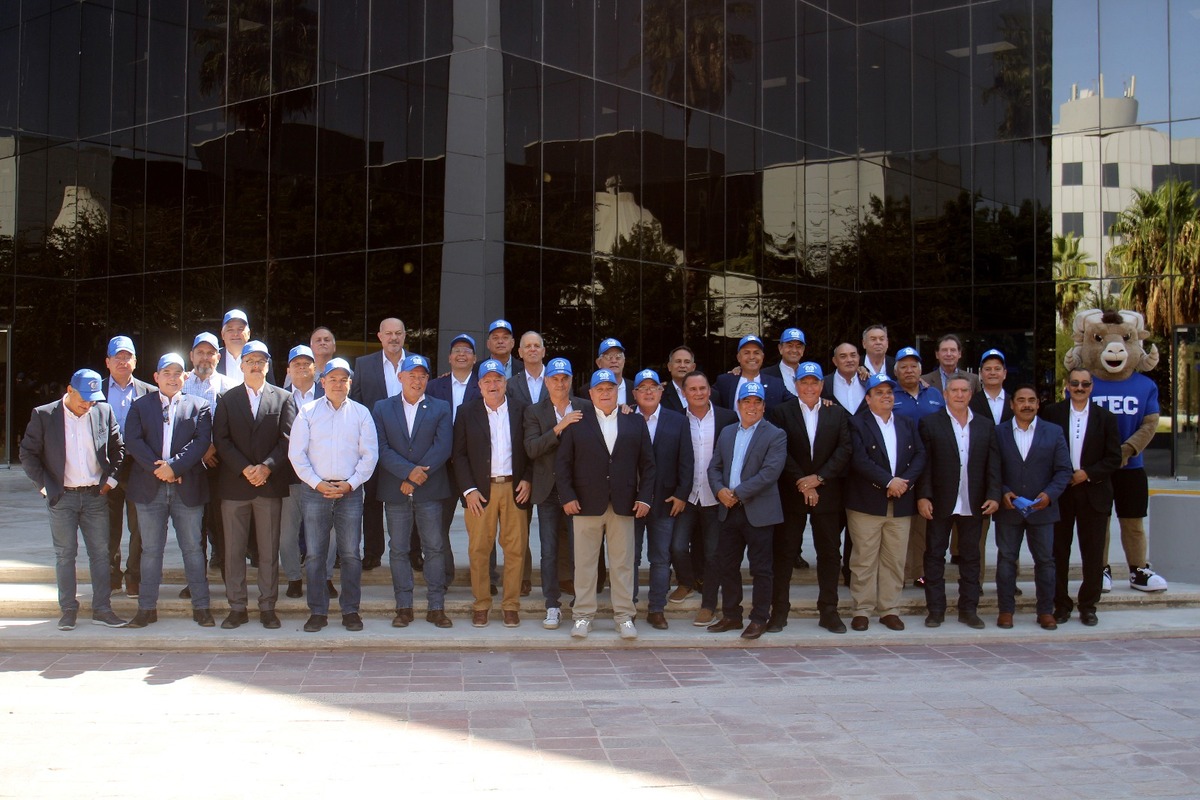 En las instalaciones del Tec de Monterrey, quienes fueron parte del equipo como jugadores y miembros del staff de coucheo.| Manuel Guadarrama