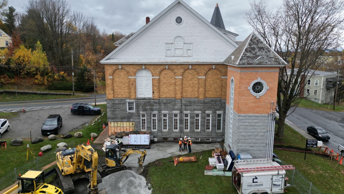 Máquinas construyen un nuevo acceso a la Biblioteca Pública Haskell. | AFP