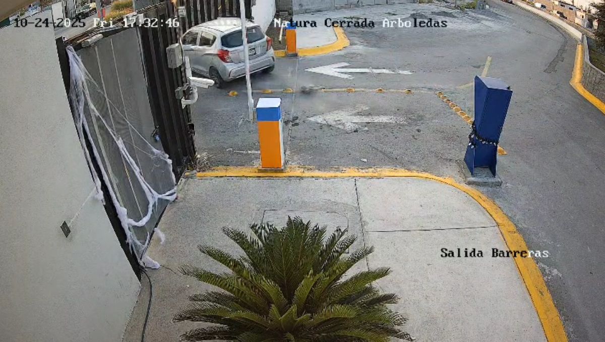 La mujer no hace alto y se estrella contra la pluma de acceso | Especial