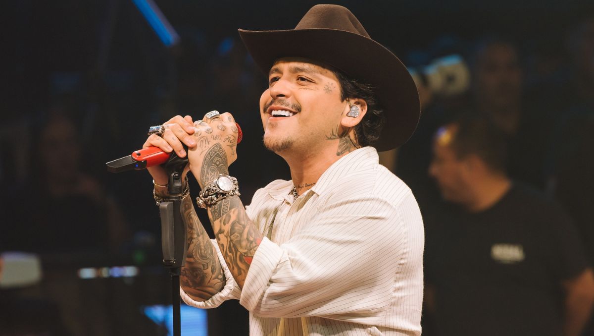 Durante toda la noche, Christian Nodal se dejó querer por los regios, a quienes les lanzó gorras y sombreros | Especial