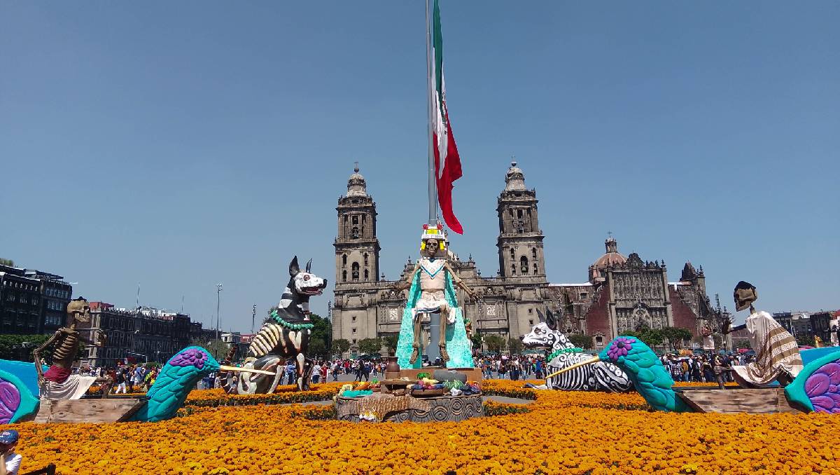 La ofrenda monumental fue hecha con más de 100 mil flores de cempasúchil. Foto: (Especial)