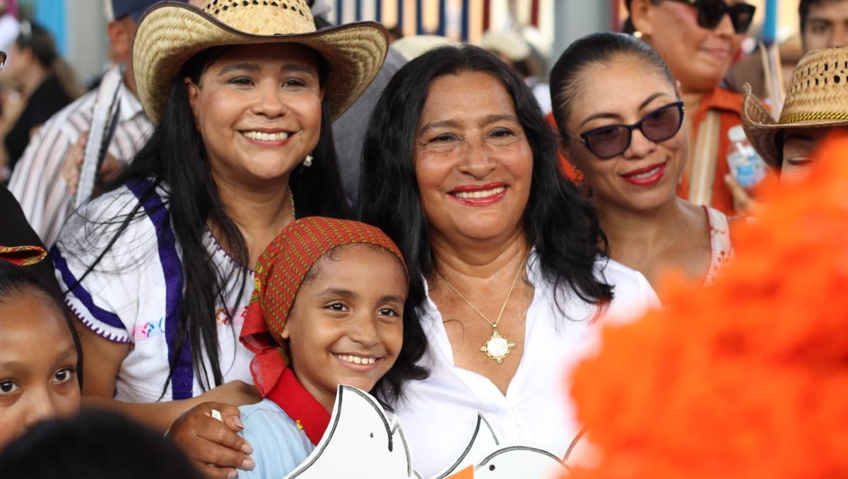 Abelina López defiende collar lujoso. | Foto: Especial